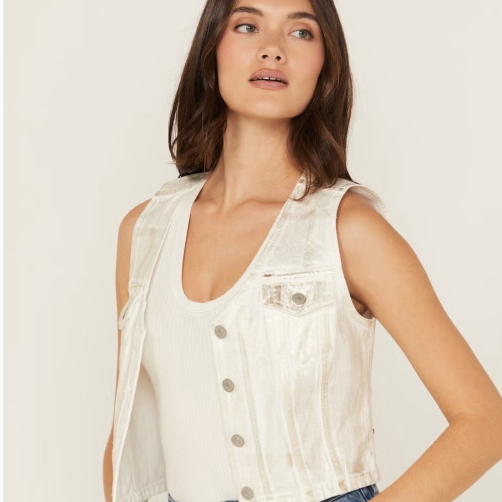 LEVI'S WOMEN'S BELLA DENIM VEST ✨